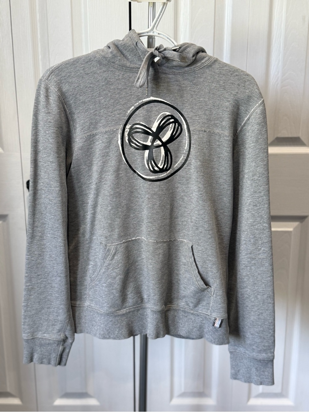 TNA Aritzia Grey Logo Hoodie Size Large | Really Good Condition